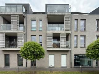 Plan nu uw afspraak via www.polares.eu <br /><br />In het centrum van Boortmeerbeek kan je in de residentie 'De Malterie' dit gezellige appartement met twee slaapkamers terugvinden op de eerste verdieping. <br /><br />De inkomhal is voorzien van een vestiaire gedeelte en een gastentoilet. Deze brengt je naar de lichtrijke leefruimte. De leefruimte is voorzien van een woon- en eetgedeelte. Door de parketvloer heb je ook alvast een warm gevoel. De keuken is volledig geïnstalleerd. Aansluitend aan de keuken kan je nog de technische berging terugvinden met wat extra opslagplaats. Vanuit de leefruimte heb je toegang tot het terras. <br /><br />Verder in het appartement kan je de twee slaapkamers terugvinden. Daarnaast is er ook nog een ruime berging met wasbak &amp; handige bergkast aanwezig. Eventueel de ideale ruimte om in te richten als bureau. De badkamer is voorzien van een bad/douche combinatie, enkele wastafel &amp; voldoende opbergruimte. Verder kan je hier ook de aansluiting voor de wasmachine en droogkast terugvinden. <br /><br />Nood aan extra opbergruimte? In de privatieve kelderberging kan je makkelijk spullen opbergen. Verder kan je jouw wagen kwijt in de privatieve garagebox. Fietsen kan je dan weer makkelijk kwijt in de gemeenschappelijke fietsenstalling. <br /><br />Dankzij zijn centrale ligging aan het station van Boortmeerbeek ben je ook met de trein snel op pad. Verder heb je tevens een vlotte verbinding naar Mechelen en Leuven, alsook naar Brussel.