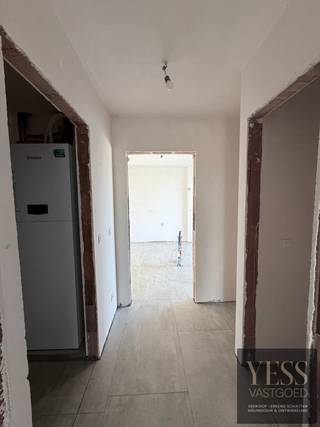 <div>
<div>
<h1><span>Uw eigen appartement in het hart van Ichtegem</span></h1>
<p><strong><span>Betaalbaar en kwalitatief wonen met extra comfort én privacy.</span></strong></p>
<p><strong><span>💡 De vermelde prijzen zijn inclusief 6% btw op de constructieprijs, mits aan de wettelijke voorwaarden wordt voldaan.</span></strong></p>
<p><span>In het centrum van </span><strong><span>Ichtegem</span></strong><span> verrijst deze </span><strong><span>kleinschalige en kwalitatieve residentie</span></strong><span> met slechts </span><strong><span>4 ruime appartementen</span></strong><span> en </span><strong><span>10 private autostaanplaatsen</span></strong><span>.</span></p>
<p><span>Dankzij de beperkte schaal geniet u hier van </span><strong><span>rust, comfort en privacy</span></strong><span>, gecombineerd met een uitstekende ligging.</span></p>
<h3><span>4 ruime appartementen – met de mogelijkheid uw private staanplaats aan te kopen</span></h3>
<p><strong><span>Gelijkvloerse appartementen – 2 slaapkamers</span></strong></p>
<ul>
<li><span>Netto bewoonbare oppervlakte van </span><strong><span>79 m² en 85 m²</span></strong></li>
<li><strong><span>Privatieve tuin van ca. 67 m²</span></strong></li>
</ul>
<p><strong><span>Duplexappartementen – 3 slaapkamers</span></strong></p>
<ul>
<li><span>Netto bewoonbare oppervlakte van </span><strong><span>104 m² en 107 m²</span></strong></li>
<li><strong><span>Zeer ruim terras van ca. 16 m²</span></strong></li>
</ul>
<p><span>De </span><strong><span>gelijkvloerse appartementen</span></strong><span> bieden dankzij hun ruime privatieve tuin een aangename combinatie van binnen- en buitenruimte.</span></p>
<p><span>De </span><strong><span>duplexappartementen</span></strong><span> beschikken dan weer over royale terrassen met </span><strong><span>minimale inkijk</span></strong><span>, waardoor u in alle rust kunt genieten van uw buitenruimte en van </span><strong><span>een optimale privacy</span></strong><span>.</span></p>
<p><span>Een ideale keuze voor wie op zoek is naar een </span><strong><span>ruim, energiezuinig en kwalitatief appartement</span></strong><span>, op een centrale locatie in Ichtegem.</span></p>
<p>Interesse? Bel 050 33 59 03 / info@yess-vastgoed.be</p>
</div>
</div>