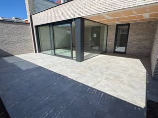 Centraal gelegen, ruim appartement met zuidgericht terras op de benedenverdieping. <br />Indeling: inkom met toilet, lichtrijke leefruimte met open, geïnstalleerde keuken, badkamer en drie slaapkamers. Er is een ruime berging en een mooi terras met overdekt gedeelte.<br /><br /><br />Appartement is voorzien van vloerverwarming met warmtepomp en zonnepanelen. Alu-schrijnwerk met superisolerende beglazing en automatische screens aan de zonnekant, rolluiken vooraan in de slaapkamers. E-peil<20 (verminderde OV).<br />Prachtig appartement op een zeer bereikbare ligging: E17 op 5 min, station op 750m, busknooppunt, scholen en winkels om te hoek.<br /><br />Voor meer info: kristoff@immoroba.be. Private autostaanplaats en eigen berging aan te kopen (20.000€).<br />Oplevering voorzien mei 2026! Aankoop 6% mogelijk!