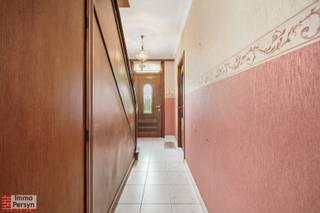 Ben je op zoek naar een woning met enorm veel potentieel die je volledig naar je eigen hand kunt zetten?<br />Deze charmante open bebouwing aan de Tieltseweg 141 in Rillaar biedt jou een fantastische basis. Gelegen op een mooi, vlot bereikbaar perceel met een eigen oprit en een fijne tuin, geniet je hier van een gunstige ligging. <br /><br />De woning werd gebouwd tussen 1951 en 1955 en is vandaag klaar voor een grondige renovatie of opfrisbeurt. Qua technieken en energiezuinigheid wordt het pand momenteel verwarmd met gaskachels en is er een boiler aanwezig voor de warmwaterproductie. Gezien de huidige staat dien je rekening te houden met de Vlaamse renovatieverplichting, wat je de opportuniteit biedt om deze stevige constructie te transformeren tot een moderne, energiezuinige thuis.<br /><br />Met een aantrekkelijke verkooprijs van € 249.000 is dit bovendien een uitstekende investering.<br /><br /><u><strong>INDELING:</strong></u><strong> <br />Gelijkvloers:</strong> inkomhal, woonkamer, eetkamer, keuken, hal, badkamer, toilet<br /><strong>1ste verdieping:</strong> nachthal, 4 slaapkamers <br /><strong>Zolder:</strong> bergzolder<br /><strong>Tuin:</strong> garage met oprit en tuin<br /><strong>Kelder:</strong> voorraadkelder<br /><br />Ervaar zelf de vele voordelen van deze woning tijdens een persoonlijke rondleiding.<br />Maak vandaag nog je afspraak.<br />Mail naar info@immopersyn.be of bel 013 444 008.