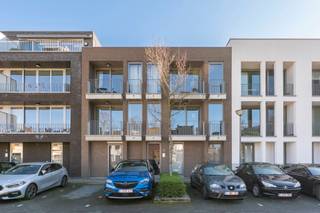 <div>
<section>
<div>
<div>
<div>
<div>
<div>
<div>
<p>Dit verzorgd appartement is rustig gelegen in Mortsel en biedt een aangename combinatie van licht, ruimte en comfort, met alle voorzieningen binnen handbereik.</p>
<p>Bij het binnenkomen kom je in een inkomhal met ruimte voor een vestiaire of zitbank. De lichtrijke leefruimte met open keuken vormt een harmonieus geheel, waarbij de keuken naadloos geïntegreerd is in de ruimte. De open keuken is ruim opgevat, voorzien van alle comfort en uitgerust met een groot werkblad, ideaal voor wie graag kookt en leeft in een open, gezellige omgeving. Aansluitend bevindt zich een praktische berging/annex aan de keuken.</p>
<p>Het salon geeft toegang tot het ruime, zonnige terras, waar je de hele namiddag en avond van de zon kan genieten. Van hieruit heb je bovendien een prachtig, open zicht op een speeltuin, wat zorgt voor een bijzonder aangenaam en vrij gevoel.</p>
<p>De badkamer is ruim en beschikt over een baddouche en een dubbele lavabo. Aansluitend bevindt zich een tweede praktische berging met aansluiting voor wasmachine en droogkast, toegankelijk via de badkamer.</p>
<p>Het appartement is gelegen in een doodlopende straat, wat zorgt voor extra rust en weinig verkeer. Toch bevindt het zich vlakbij winkels, openbaar vervoer (tramhalte) en andere voorzieningen. Naast het gebouw is er bovendien een doorgang naar een wandelroute door de natuur, ideaal voor liefhebbers van groen en ontspanning.</p>
<p>Extra troeven zijn de nieuwe condenserende gasketel en de aanwezigheid van een staanplaats in de ondergrondse parkeerruimte (aankoop mogelijk aan € 20.000).</p>
<p>Een ideaal appartement voor wie comfortabel en rustig wil wonen, met een vlotte bereikbaarheid en een mooie, groene omgeving.</p>
</div>
</div>
</div>
</div>
<div></div>
<div>
<div></div>
</div>
</div>
</div>
</section>
</div>
<div></div>