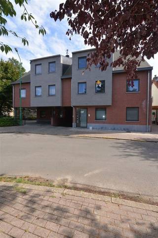 <p><b>Appartement met 1-slaapkamer, terras, ondergrondse staanplaats en kerlderberging in het centrum van Essen</b></p>
<p>In het hart van Essen vind je dit praktisch ingedeelde appartement. De ligging is absoluut top: op wandelafstand van tal van voorzieningen, het openbaar vervoer en het station.</p>
<p>Het appartement is vlot bereikbaar via zowel de trap als de lift. Bij het binnenkomen stap je in een ruime, open leefruimte met veel lichtinval. De aansluitende open keuken is praktisch ingericht en voorzien van een wasbak en de nodige toestellen. Verder beschikt de woning over een volwaardige slaapkamer en een verzorgde badkamer met een douche en wasmeubel. Buiten is het heerlijk ontspannen op het gezellige terras.</p>
<p>Extra troef: in de ondergrondse verdieping beschik je over een eigen autostaanplaats en een handige kelderberging.</p>
<p><b>Huurprijs:</b> € 925 / maand<br /><b>Gemeenschappelijke kosten:</b> € 50 / maand</p>
<p>Contacteer ons via e-mail voor meer informatie of een bezoek.</p>