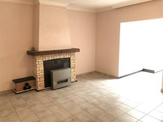 Mooie vernieuwde woning.  Inkom, living, eetplaats, modern ingerichte keuken met eethoek, badkamer met bad/douche, kelder, wasplaats, 2...