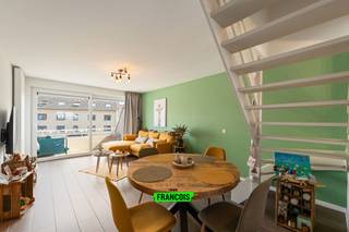 Op zoek naar een instapklaar duplex appartement op een rustige, maar centrale ligging? Dan is dit verzorgd appartement in een goed onderhouden residentie uit 2008 zeker een bezoek waard. Dankzij de praktische indeling, twee terrassen en de mogelijkheid om een garagebox aan te kopen, is dit een ideale woonst voor zowel eigen bewoning als investering.<br /><br />Op de tweede verdieping bevindt zich de inkomhal met gastentoilet, een lichtrijke woonkamer en een volledig uitgeruste keuken met aansluitende berging. Vanuit de leefruimte bereikt u het ruime terras aan de achterzijde, dat geniet van een zonnige zuidoostoriëntatie. Hier kunt u in alle rust genieten van de zon, terwijl het tweede terras voor extra buitenruimte zorgt.<br /><br />De derde verdieping omvat twee volwaardige slaapkamers en een verzorgde badkamer.<br /><br />Het appartement is rustig gelegen in een aangename woonomgeving, op wandel- en fietsafstand van het centrum van Gistel. Winkels, supermarkten, scholen, horeca en andere dagelijkse voorzieningen bevinden zich vlakbij, terwijl u dankzij de vlotte verbindingen snel de omliggende steden, gemeenten en de autosnelweg bereikt. Deze combinatie van rust, bereikbaarheid en een gunstige ligging maakt dit appartement extra aantrekkelijk.<br /><br />Met een bewoonbare oppervlakte van 96 m², een conforme elektrische installatie, een EPC-label C (209 kWh/m² jaar), een lift in het gebouw en de mogelijkheid om een garagebox aan te kopen, biedt dit appartement alle comfort voor wie op zoek is naar zorgeloos wonen.<br /><br />Interesse? Neem vandaag nog contact op met Justin voor meer informatie of een bezoek ter plaatse via 0474 05 59 25 of justin@immofrancois.be. Heeft u zelf plannen om te verkopen? Contacteer Justin gerust voor een vrijblijvende en professionele waardebepaling van uw eigendom.<br /><br />