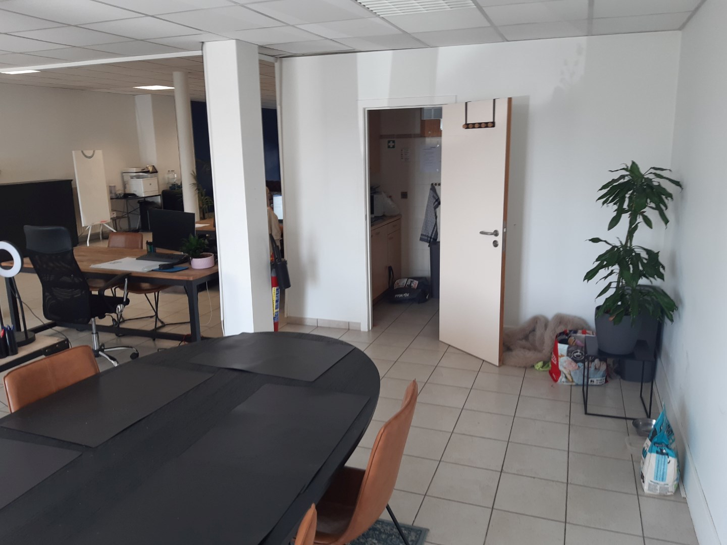 Uitstekend gelegen commercieel pand met parkeermogelijkheden ! - foto 5