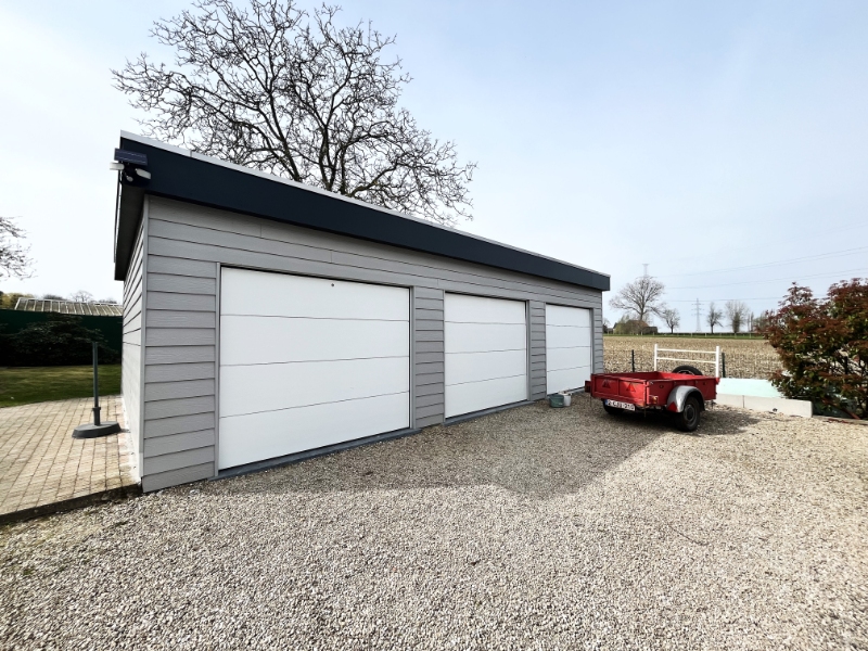 Landelijk gelegen woning met tuin en 3 garages - foto 4