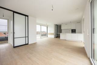 <p>Deze energiezuinige penthouse bevindt zich op de 3<sup>de</sup> verdieping van project “Teunishof” en is gelegen in het centrum van Sint-Antonius. Het appartement werd afgewerkt met hoogwaardige materialen en heeft een bewoonbare indeling van 110m² aangevuld met twee ruime terrassen.<br /><br />De inkomhal van 5m² is afgewerkt met steenparket en beschikt over ingebouwde vestiairekasten en een gastentoilet met handenwasser. Via een smeedijzeren deur met kathedraalglas bereikt u de lichtrijke woonkamer van 46m² met een stijlvolle ingebouwde kastenwand. De volledig ingerichte open keuken is voorzien van een composieten werkblad en kwalitatieve toestellen waaronder een wijnkoeler van Miele, een Quooker warmwaterkraan, een praktische koffiecorner en een gezellige ontbijthoek. Aansluitend bevindt zich de wasplaats van 4m² met uitgietbak.<br /><br />De hoofdslaapkamer van 9m² is afgewerkt met steenparket en grenst aan een dressing van 4m² eveneens op steenparket. De hoofdbadkamer van 6m² is uitgerust met een ligbad, lavabomeubel, linnenkast en toilet. Daarnaast is er een tweede slaapkamer van 15m² op steenparket en een tweede badkamer van 3m² met lavabomeubel en inloopdouche.<br /><br />Er bevinden zich vooraan en achteraan 2 mooie terrassen, van 17m² en 15m², waardoor u op elk moment van de dag kan genieten van zon.<br /><br />Het appartement beschikt bovendien over een grote bergkelder, alsook is er een mogelijkheid om 1 of 2 ondergrondse garageboxen met automatische poorten en extra bergruimte bij aan te kopen aan € 40.000, - per stuk exclusief 21% btw.<br /><br />BIJZONDERHEDEN<br />Extra troeven zijn de aanwezigheid van sunscreens, vijf zonnepanelen, blokdeuren, vloerverwarming, een geothermische warmtepomp voor zowel te verwarmen als te koelen, dubbele beglazing, aluminium schrijnwerk, een veiligheidsdeur, videofoon, dimmers, lift, speaker aansluitingen, alsook aansluiting voor een laadpaal.<br /><br />POSITIEVE PUNTEN<br />EPC label A<br />2 ruime terrassen<br />Onderhoudsvriendelijk<br />Hoogwaardig afgewerkt<br />Zéér goede bereikbaarheid<br />Voorzien van alle moderne technieken<br />Gelegen in het centrum van Sint-Antonius</p>