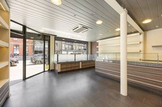Op een uitstekende commerciële locatie nabij de markt van Brasschaat bevindt zich dit ruime en veelzijdige handelsgelijkvloers, geschikt voor diverse commerciële doeleinden zoals een winkel, kantoor, praktijkruimte of vrij beroep.<br /><br />Bij het betreden van het pand komen we in de ruime en lichtrijke commerciële winkelruimte, die voorheen ingericht was als chocolatier. De ruimte beschikt over een granieten toog en etalage, waardoor ze meteen een professionele en verzorgde uitstraling heeft en tal van mogelijkheden biedt voor een nieuwe handelszaak.<br />Aansluitend bevindt zich een ruim atelier, ideaal als werkruimte, extra commerciële oppervlakte of praktische bergruimte. Vanuit het atelier is er tevens toegang tot een kleine kelderruimte die dienst doet als technische lokaal.<br />Achteraan het pand vinden we een ruim magazijn, uitgerust met sanitaire voorzieningen. Een bijkomende troef is de achteringang via de Van Hemelrijcklei, die toegang geeft tot een ruime achtertuin. Deze praktische ontsluiting biedt mogelijkheden tot het creëren van een aangename buitenruimte of extra parking.<br /><br />Dankzij de strategische ligging aan de Bredabaan, vlakbij de markt van Brasschaat, geniet dit pand van een uitstekende zichtbaarheid en bereikbaarheid. <br /><br />Een uitstekende opportuniteit voor ondernemers, zelfstandigen of vrije beroepen die op zoek zijn naar een ruime commerciële locatie met een sterke ligging en een praktische indeling.<br /><br />De videotour, het grondplan en  het EPC kan u reeds bekijken via de Wellimmo-site ('documenten')<br /><br />📩 Meer info of een bezoek: info@wellimmo.net<br />📞 03/225 00 68 