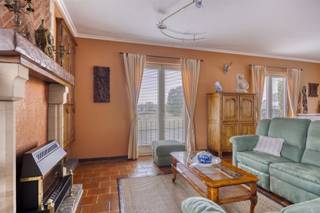 <p><strong>Instapklare gezinswoning met ruimte en prachtig uitzicht in Lennik</strong></p><p>Welkom in deze ruime en goed onderhouden woning, centraal gelegen in het landelijke Lennik. Met een bewoonbare oppervlakte van 424 m² op een perceel van 1.147 m² biedt deze eigendom alle comfort voor een gezinsleven in een rustige, groene omgeving.</p><p>U wordt verwelkomd in een lichtrijke en open leefruimte, ideaal voor gezellige momenten met familie of vrienden. Aansluitend bevindt zich een karaktervolle eetkamer en een volledig uitgeruste, functionele keuken.</p><p>De woning beschikt over twee ruime slaapkamers, met uitbreidingsmogelijkheden volgens uw noden. De badkamer is netjes afgewerkt en voorzien van een ligbad, dubbele wastafel en voldoende opbergruimte.</p><p>Verder zijn er twee garages met ruime oprit, wat zorgt voor voldoende parkeergelegenheid en extra opslag. De zuidoostgerichte tuin biedt rust en een prachtig vergezicht over de omliggende velden.</p><p>Gelegen nabij voorzieningen en invalswegen, vormt deze woning een ideale opportuniteit voor wie op zoek is naar kwaliteit in het Pajottenland.</p><p>Zeer gunstig EPC-label B.</p><p><strong>De vermelde prijs is een richtprijs. Na ontvangst van de biedingen zal de verkoper beslissen of hij/zij de eigendom verkoopt aan het beste bod. De richtprijs is aldus niet bindend voor de verkoper.</strong><br /><strong>Voor meer info kunt u ons contacteren op 053/70.23.67 of info@derick.be </strong></p>