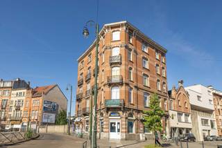 SCHAERBEEK, à proximité du Docks Brussel, des transports et commerces, idéalement situé sur la place E. Verboeckhoven, au 3e et 4e étage d'un...