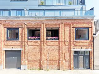 Deze prachtige en uiterst ruime (180m²) loft situeert zich langs De Vilanderstraat te Aalst en maakt deel uit van de prestigieuze loftresidentie genaamd "Vivaldi", een voormalig fabrieksgebouw dat volledig onder handen werd genomen met respect voor de eigenheid en charme van het gebouw.<br />Deze unieke eigendom heeft een rustige ligging doch heel vlot bereikbaar, gelegen nabij verschillende invalswegen (Parklaan, E40, ...) en op wandelafstand van het centrum, stadspark, winkels, scholen, openbaar vervoer en het sportcomplex Schotte. Er is een lift met rechtstreekse toegang tot de loft.<br />Indeling: riante open leefruimte, eetplaats, open keuken met geïnstalleerde toestellen, gezellig zuidwest georiënteerd terras, gastentoilet, berging/wasplaats, 2 slaapkamers (waarvan 1 met -mogelijkheid tot- dressing), luxueuze badkamer met vrijstaand ligbad, inloopdouche, dubbele lavabo en toilet. De eigendom werd afgewerkt met hoogwaardige materialen en is energiezuinig.<br />Er is een gelijkvloerse garagebox in het hoofdgebouw, deze is bij te kopen aan 35.000 EUR.<br />IDEALE INVESTERING VOOR WIE EEN UNIEKE EIGENDOM IN HET CENTRUM WENST!!<br />CV op aardgas (vloerverwarming), PVC ramen met HR-glas, EPC: 123 kWh/m²jaar, label B, geen renovatieverplichting, elektrische installatie conform het AREI, KI: €1.497.<br />Woongebieden, vergunning uitgereikt, geen rechterlijke herstelmaatregel of bestuurlijke maatregel opgelegd, geen voorkooprecht, geen verkavelingsvergunning. Geen risicozone voor overstromingen, P-score C, G-score C.<br />U kan de beschikbare attesten bij verkoop downloaden via de website janssens-leroy.be.