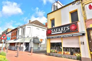 <p><span>Handelspand met woonst in commercieel centrum van Menen 225 m² ruimte en potentieel</span></p><p><span> </span></p><p><span>Gelegen in het commerciële centrum van Menen, biedt dit ruime handelspand met woonst tal van mogelijkheden voor wonen, werken of investeren.</span></p><p><span> </span></p><p><span>Met een bewoonbare oppervlakte van 225 m² beschikt het pand over vier slaapkamers, twee badkamers en een lichtrijke leefruimte. De indeling is praktisch en biedt ruimte om het geheel naar eigen stijl en functie in te richten.</span></p><p><span> </span></p><p><span>De centrale ligging op wandelafstand van winkels, horeca en openbaar vervoer maakt dit pand ideaal voor wie zichtbaarheid en bereikbaarheid belangrijk vindt.</span></p><p><span> </span></p><p><span>Er zijn nog enkele opfrissingswerken te voorzien, maar dit pand biedt veel potentieel voor ondernemers, gezinnen of investeerders.</span></p><p><span> </span></p><p><span>Een interessante kans op een toplocatie in Menen contacteer ons voor meer info of een bezoek!</span></p><p><span> </span></p><p><span>STERKE VISIBILITEIT </span></p><p><span>LICHTRIJK </span></p><p><span>MULTIFUNCTIONEEL</span></p><p><span> </span></p><p><span> </span></p>