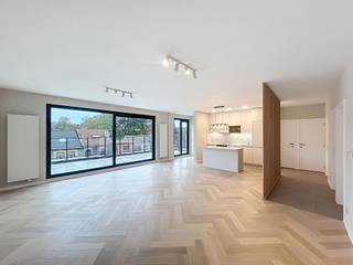 <p>🏙️ 2-Bedroom Penthouse with 2 South-Facing Terraces – Prince de Liège Area – Anderlecht</p>
<p>💰 Price: €349,000<br />📍 Rue Jakob Smits 41, box 7 – 1070 Anderlecht<br />📏 Living area: 105 m²<br />🚗 Optional parking: +€25,000</p>
<p>✨ <strong>Property Description</strong></p>
<p>We Invest Brussels-Europe presents this beautifully renovated penthouse with two stunning terraces, located on the 3rd and top floor (with lift) of a well-maintained small condominium, just steps from the <strong>Prince de Liège area</strong>.</p>
<p>This unique property combines <strong>natural light, modern comfort, and a prime location</strong> — ideal for a couple, young family, or investor looking for a move-in-ready home.</p>
<p>🏡 <strong>Layout</strong><br />Spacious, bright living area with direct access to the south-facing terrace (35 m²)<br />Modern, fully equipped and functional kitchen<br />Two comfortable bedrooms opening onto the rear terrace (9 m²)<br />Contemporary shower room and separate toilet<br />Laundry / technical room<br />Private cellar in the basement<br />Indoor parking available (+€25,000)</p>
<p>🌳 <strong>Highlights</strong><br />Quiet and green neighbourhood<br />Close to public transport, shops and schools<br />Easy access to the Ring and city centre<br />Small condominium with <strong>low charges</strong> (±€100/month)<br /><strong>EPC D+</strong><br />Lift – Double glazing – Individual gas heating</p>
<p>📅 <strong>Practical Information</strong><br />Availability: upon deed<br />Year of construction: 1972 (renovated)<br />Floor: 3/3<br />EPC certificate no.: 20251003‐0000729512‐01‐0<br />Located in a non-flood zone</p>
<p>💎 <strong>In summary</strong><br />An <strong>exceptional penthouse</strong>, ready to move in, combining <strong>space, brightness and modern comfort</strong> in a sought-after area of Anderlecht.<br />Perfect for those looking for a modern property with large terraces and no renovation needed.</p>
<p>📞 Contact We Invest Brussels-Europe to schedule a visit:<br />📱 02 478 67 49<br />📧 bruxelles.europe@weinvest.be<span></span><br />🌐 www.weinvest.be</p>