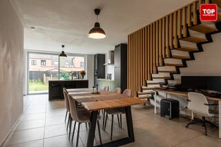 <p>Deze halfopen woning is gelegen in een rustige, kindvriendelijke en recente wijk in een doodlopende straat. Winkels, scholen en invalswegen zijn dichtbij gelegen.<br /><br />Bij binnenkomst valt de ruimte en lichtinval onmiddellijk op. Er is een ruime woonkamer met open keuken. Tevens zijn er 2 bergingen, een grote garage en een gastentoilet. Op de eerste verdieping zijn er 3 ruime slaapkamers terug te vinden, een badkamer en een apart toilet. <br />De ruime, volledig afgesloten, tuin is een leuke troef aan de woning.<br /><br />We spreken hier van een bijna energie neutrale woning (BEN-woning), wat zorgt voor een lage energiefactuur en alle comfort. Op beide verdiepen is er vloerverwarming aanwezig. <br />Er is een warmtepomp en ventilatiesysteem aanwezig, alsook een regenwaterput. Deze laatste is aangesloten op toiletten en wasmachine. <br /><br />De uitgelezen kans voor kopers die wensen aan te kopen onder registratierechten!<br /><br />Bel Top vastgoed voor een bezoek op 0475 700 700.</p>