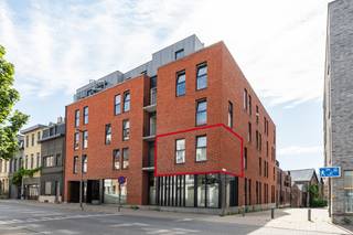 <p>Moderne studio in Antwerpen, vlak bij Park Spoor Noord en ’t Eilandje.</p>

<p>Deze studio combineert een centrale ligging met een sterke investeringswaarde in een bruisende stadsomgeving. Dankzij de uitstekende bereikbaarheid via invalswegen en openbaar vervoer geniet je hier van een toplocatie qua mobiliteit en connectiviteit. Park Spoor Noord en ’t Eilandje liggen vlakbij en vormen het perfecte decor voor ontspanning, horeca en stadsleven. De praktische indeling en de aantrekkelijke ligging zorgen bovendien voor een hoog rendement en een sterke verhuurbaarheid. Ideaal voor wie comfortabel wil wonen of gericht zoekt naar een interessante investering in Antwerpen.</p>

<p>Belangrijkste ruimtes:<br />• Woon &amp;amp; slaapkamer (15 m²) met aangename leefruimte en natuurlijke lichtinval.<br />• Keuken in open verbinding met de leefruimte.<br />• Badkamer (4 m²) met praktische indeling.</p>

<p>Troeven:<br />• Hoog rendement en gegarandeerde verhuurbaarheid dankzij de centrale ligging.<br />• Uitstekende bereikbaarheid via openbaar vervoer en belangrijke invalswegen.<br />• Park Spoor Noord en ’t Eilandje op korte afstand.</p>

<p>Neem vandaag nog contact op voor meer informatie of een bezoek. JOUW DROOMAPPARTEMENT. ZO GEVONDEN!</p>