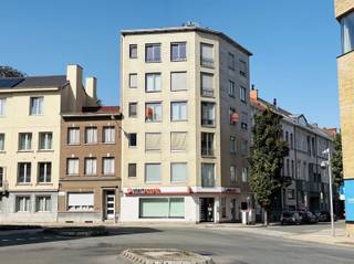 <p><span>Ruim en centraal gelegen appartement</span></p><p><span> </span></p><p><span> </span></p><p><span>Op een boogscheut van de Grote Markt, Station en alle invalswegen, vinden we dit gezellig appartement met een ruime bewoonbare oppervlakte van 106m².</span></p><p><span> </span></p><p><span>Bestaande uit de centrale inkomhal met apart gastentoilet, ruime en lichtrijke woonkamer, vernieuwde keuken, badkamer en twee grote slaapkamers. Er is tevens een gezellig terras.</span></p><p><span> </span></p><p><span>Het appartement beschikt ook over een XL kelderberging in het gebouw.</span></p><p><span> </span></p><p><span>Het appartement is volledig gerenoveerd en instapklaar: CV-ketel vernieuwd, nieuwe ramen met zonnewering, nieuwe keuken en laag EPC (label B)</span></p><p><span> </span></p><p><span> </span></p><p><span>- Centraal gelegen en ruim appartement<br />- Piekfijn onderhouden en instapklaar <br />- EPC B</span></p>