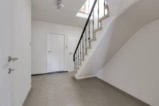 <p><span><strong>TE KOOP: Duplex-appartement (3slpks) met kantoorruimte of handelsruimte op topligging in Genk!</strong></span><br /><span>In de Hoefstadstraat te Genk bevindt zich dit veelzijdige pand met op de bovenverdieping een ruim duplex-appartement en op het gelijkvloers een handelsruimte of kantoorruimte voor vrije beroepen. Dankzij de praktische indeling, aparte toegangen en afzonderlijke voorzieningen biedt dit eigendom interessante mogelijkheden voor wie wonen en werken wil combineren, evenals voor investeerders die potentieel zien in verhuur.</span><br /><span>Op het gelijkvloers bevindt zich een polyvalente ruimte van ca. 110 m², die nog verder naar eigen wens kan worden afgewerkt en ingericht. De open structuur en zichtbare ligging maken deze ruimte geschikt voor diverse commerciële activiteiten of vrije beroepen. Het gelijkvloers biedt bovendien mogelijkheden naar alternatieve invulling, zoals wonen (onder voorbehoud van het bekomen van een omgevingsvergunning). Verder beschikt deze verdieping over twee toiletten en een ruime kelder, ideaal als opslagruimte.</span><br /><span>Het duplex-appartement (ca. 119 m²) strekt zich uit over de eerste en tweede verdieping. Op de eerste verdieping vindt u een lichtrijke leefruimte met open keuken en een badkamer en een terras. De tweede verdieping omvat drie volwaardige slaapkamers, wat dit appartement geschikt maakt voor gezinnen, koppels of een combinatie van wonen en thuiswerken. Ook op de tweede verdieping is er een terras aan de achterzijde.</span><br /><span>De buitenruimte is dus voorzien met een balkon aan de voorzijde en een ruim terras aan de achterzijde, wat bijdraagt aan het wooncomfort.</span><br /><span><strong>Ligging:</strong></span><br /><span>Gelegen in de Hoefstadstraat 6 te Genk, een zijstraat van de levendige Vennestraat, geniet dit pand van een uitstekende commerciële ligging. De Vennestraat staat bekend om haar dynamische mix van handelszaken, horeca en speciaalzaken, wat zorgt voor een constante passage en een aangename buurtbeleving. Op wandelafstand vindt u winkels, scholen, openbaar vervoer en diverse eet- en drinkgelegenheden. Dankzij de centrale ligging en goede bereikbaarheid is dit pand aantrekkelijk voor zowel eigen gebruik als investering. </span><br /><span><strong>Indeling:</strong></span><br />- <span>Boven: Duplex-appartement: woonkamer met open keuken, badkamer, 3 slaapkamers en terras</span><br />- <span>Gelijkvloers: Polyvalente ruimte, 2 toiletten en kelder</span><br /><span><strong>Troeven: </strong></span><br />- <span>Centrale ligging, zijstraat van de bruisende Vennestraat!</span><br />-<span> Twee volledig aparte entiteiten (handel + duplex-appartement)!</span><br />-<span> Aparte ingangen én aparte nutsmeters!</span><br />-<span> Ruime handelsoppervlakte (ca. 110 m²) met goede zichtbaarheid en passage!</span><br />-<span> Volledig onderkelderd!</span><br />-<span> Duplex-appartement met 3 volwaardige slaapkamers!</span><br />-<span> Energiezuinig!</span><br />-<span> Interessant als opbrengsteigendom met mooi verhuurpotentieel!</span><br /><span><strong>EPC C met certificaatnummer 20250331-0003566370-RES-1</strong></span><br /><span><strong>EPC C met certificaatnummer 20250331-0003566395-RES-1</strong></span><br /><span><strong>G-score: A</strong></span><br /><span><strong>P-score: A </strong></span><br /><span><strong>Stedenbouwkundige info: woongebied - bouwvergunning - geen voorkooprecht - geen verkavelingsvoorschriften - geen dagvaarding </strong></span><br /><span><strong>*Bron oppervlakte EPC</strong></span></p>