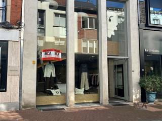 <p><span>Commercieel huurpand met hoge visibiliteit in de Quartier Boutique!</span></p><p><span>Gelegen op een van de meest sfeervolle en commercieel sterke winkellocaties van Hasselt: vooraan in de Kapelstraat, vlakbij de Basiliek. </span></p><p><span>Het pand trekt meteen de aandacht dankzij de gevelbreedte en vooral een hoge vitrine, wat zorgt voor een maximale visibiliteit. De vide vooraan versterkt het ruimtelijk gevoel!</span></p><p><span>De belangrijkste troeven op een rij:</span></p><ul><li><span> </span><span>Topvisibiliteit:</span><span> gelegen in een drukke wandelzone met uitstekende passage.</span></li><li><span> H</span><span>oge vitrine:</span><span> geven de winkel een exclusief karakter en zorgen voor een perfecte inkijk.</span></li><li><span> </span><span>Instapklaar:</span><span> netjes afgewerkt.</span></li><li><span>Zij-uitgang:</span><span> via de Peterseliesteeg (verbinding tussen Kapelstraat en Havermarkt), interessant voor leveringen.</span></li></ul><p><span>De ideale plek voor wie op zoek is naar een stijlvol, instapklaar winkelpand op een toplocatie!</span></p><p><span>Onroerende voorheffing ten laste van de huurder!</span></p><p><span>Meer info of een bezoek ter plaatse?</span></p><p><span>Wij plannen graag een bezoek met u in neem gerust dagelijks contact op via 0485 34 56 71 of marleen@mca-vastgoed.be. Wij zijn dagelijks bereikbaar, reageren snel en werken met een flexibele agenda.</span><span> </span></p>