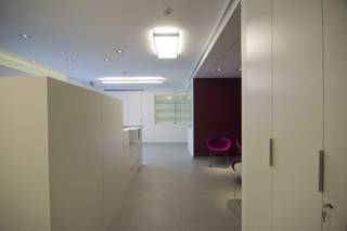 Goed gelegen kantoorruimte, volledig gerenoveerd. Opp ca. 200m² + 13m² terras. Inkomhal met diverse bergkasten, 2 wc's, 2 ruime...