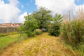 Charmante woning met 2 slaapkamers en tuin gelegen op een centrale ligging te Nijlen! <br /><br />Indeling: inkomhal; woonkamer; trap naar een kelder; geïnstalleerde keuken; badkamer bevat toilet, lavabo en douche; wasplaats met toegang tot de tuin. <br /><br />1V: 2 slaapkamers. <br /><br />Parking voor de woning met gedeelde wegenis naar de tuin; afgesloten poort; terras; overdekte carport (voor auto) met berging; mooi omheinde tuin. <br /><br />Algemeen: <br />- EPC label F (CV aanwezig) <br />- Woning is momenteel verhuurd <br />- Gunstige ligging nabij scholen, winkels, invalswegen<br /><br />Alle attesten zijn beschikbaar onderaan op onze website. <br />Voor meer info of een bezoek: 0472 22 22 44 of thanee@solittvastgoed.be.