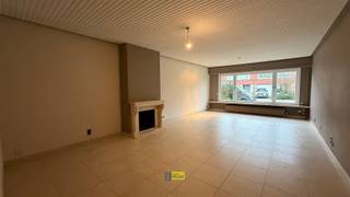 <p>Welkom in dit ruim appartement van 125 m² gelegen in Zwijndrecht, een ideale woning voor starters en gezinnen. Dit fijne pand biedt alles wat u nodig heeft voor comfortabel wonen in een rustige woonwijk.</p><p>De woning beschikt over twee slaapkamers die beide voorzien zijn van natuurlijk licht en voldoende ruimte voor meubilering. De hoofdslaapkamer is voorzien van een ingebouwde garderobekast met spiegeldeuren. De tweede slaapkamer biedt een perfect verblijf voor gezinsleden of gasten.</p><p>De open woonkamer is licht met grote ramen die zorgen voor volop natuurlijke lichtinval. De woonkamer beschikt over een open haard, wat extra warmte en gezelligheid toevoegt.</p><p>De keuken is uitgerust met houten kasten van goede kwaliteit en een natuurstenen werkblad. Een functionele indeling en moderne elektrische apparatuur. Deze volledig ingerichte keuken biedt voldoende werkruimte en opslagmogelijkheden.</p><p>De badkamer is praktisch ingericht met een douchecabine, toilet en wastafel. De kamer is netjes betegeld en voorzien van alle nodige voorzieningen.</p><p>Dit appartement beschikt over een eigen koer van 50m², ideaal voor buitenactiviteiten en ontspanning. <br />Het gebouw ligt in een vriendelijke buurt met goed onderhouden gemeenschappelijke ruimten. <br />Naast de buitenruimte is doorgang naar 2 bergruimtes/burelen die uitkomen in de dubbele garage met automatische poorten en ruime opritten.<br />Deze kunnen optioneel worden bijgekocht aan €40.000/stuk<br />Verder zijn er geen vaste kosten. </p>