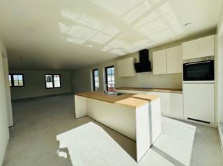Dit lichtrijke duplex appartement is gelegen in een rustige omgeving en beschikt over een groot terras, een autostaanplaats en een gemeenschappelijke fietsenberging.De indeling van dit appartement is als volgt: u komt binnen via uw privatieve trappenhal, die voorzien is van een apart toilet. Verder is er een open, volledig ingerichte keuken, uitgerust met alle nodige toestellen. Via de keuken heeft u rechtstreeks toegang tot het zonnig terras (wordt nog verder afgewerkt). Aanpalend bevindt zich een praktische bergruimte met aansluiting voor uw wasmachine en een ruime leef- en eetruimte. Op de tweede verdieping bevinden zich twee slaapkamers en een badkamer, ingericht met een inloopdouche, ligbad, dubbele lavabo met meubel, spiegelkast met verlichting, een handdoekdroger en een toilet. Enkele extra troeven van deze woning: centrale verwarming via een warmtepomp, zonnepanelen, hoogwaardige afwerking, een gemeenschappelijke fietsenberging, veel lichtinval, volledig geschilderd en splinternieuw. Een achterliggende autostaanplaats is verplicht bij te huren voor € 50 per maand. Bovendien is de woning beschikbaar vanaf 1 november 2026.Ziet u zichzelf hier al gezellig vertoeven? Aarzel dan niet om ons vrijblijvend te contacteren voor meer informatie of een bezoek!