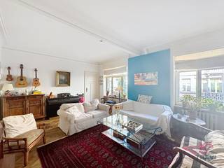 UCCLE: Next to the Bois de la Cambre and close to all amenities, 3-bedroom flat in a character building of +/- 151m² located on the 1st floor...