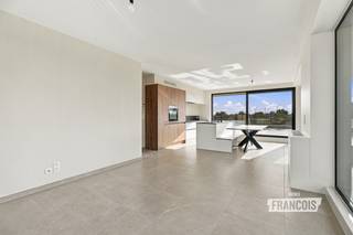 Op zoek naar een instapklare woning met hedendaags comfort en een praktische indeling? Deze bel-etage in de Veurnestraat combineert een moderne uitstraling met aangename leefruimtes en een uitstekende woonkwaliteit.<br /><br />De woning beschikt over 133 m² bewoonbare oppervlakte, verdeeld over drie niveaus. Op het gelijkvloers bevinden zich de private inkom, de garage en de private lift. De eerste verdieping omvat een hal, badkamer en twee slaapkamers. Op de tweede verdieping vinden we een tweede badkamer, wasruimte, slaapkamer, apart toilet en een ruime leefruimte met open keuken. Vanuit de leefruimte stap je rechtstreeks het ruime terras op, een aangename plek om te ontspannen.<br /><br />Dankzij de private lift, garage en recente bouwjaar 2023 geniet je hier van hedendaags wooncomfort. De ligging in de Veurnestraat maakt deze woonst bovendien interessant voor wie comfortabel en centraal wil wonen.<br /><br />Wil je deze woning te koop in de Veurnestraat zelf ontdekken? Vraag je bezoek aan via Aline van Immo Francois. Aline helpt je graag verder vanuit Poperinge en is actief in Poperinge, Vleteren, Heuvelland en Mesen.<br /><br />Denk je eraan om je woning te verkopen? Neem vrijblijvend contact op met Aline van Immo Francois in Poperinge voor een gratis schatting via aline@immofrancois.be.<br /><br />