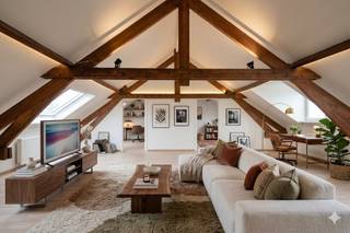 Wonen in een oase van rust, in het stadscentrum van Kortrijk? Dan is dit appartement absoluut de moeite waard om te bezichtigen. Dit appartement is gelegen pal in het historische stadscentrum op wandelafstand van de Grote Markt, het Begijnhofpark, de Onze-Lieve-Vrouwekerk en het nieuwe museum Abby. Dit appartement is gelegen op het tweede verdiep van een kleinschalig gebouw, bestaande uit 3 woonappartementen.Indeling van het appartement: - Ruime leefruimte met veel lichtinval - Keuken voorzien van keramische kookplaat, oven, vaatwas - 2 slaapkamers - Badkamer voorzien van dubbele lavabo, toilet en douche Extra: bij het appartement kan een parkeerplaats tegen de vaste prijs van 25.000 euro aangekocht worden. Wenst u meer info over deze woning of wenst u een bezoek ter plaatse? Contacteer Alissia Dewitte (0472 18 64 21 - alissia.dewitte@dewaele.com) of Yoshi Vandeginste (0474 49 50 38 - yoshi.vandeginste@dewaele.com) De eigendom wordt aangeboden via de Power-sale formule. Van 29/06/2026 om 09:00 tot 03/07/2026 om 12:00 kan u de woning op afspraak komen bezichtigen en een bod uitbrengen. De vermelde prijs is een instelprijs. Voor meer info, gelieve contact op te nemen met de dossierverantwoordelijke.Bestuursmaatregelen in het maatregelenregister: nee
