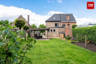 Instapklare halfopen bebouwing op een uitstekende locatie nabij het centrum van Evergem.Deze verzorgde woning beschikt over een lichtrijke leefruimte...