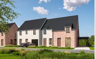 Kwalitatieve energiezuinige pastorij-nieuwbouwwoning met 4 slk, tuin en garage.<br />Goedgelegen te Waregem, nabij invalswegen, scholen en openbaar vervoer.<br /><br />Modelwoning te bezichtigen, momenteel in afwerkingsfase. <br /><br />INDELING: inkom en traphal, toilet, grote lichtrijke leefruimte met open geïnstalleerde keuken, berging en wasplaats, handige garage. Aangename tuin.<br />Op de verdieping bevinden er zich 4 slaapkamers en de badkamer. Handige grote zolder met extra potentieel.<br /><br />TROEVEN: kwalitatieve afwerking, opgeleverd bij akte (gebruiksklaar), energiezuinig, zonnepanelen, dubbele beglazing.