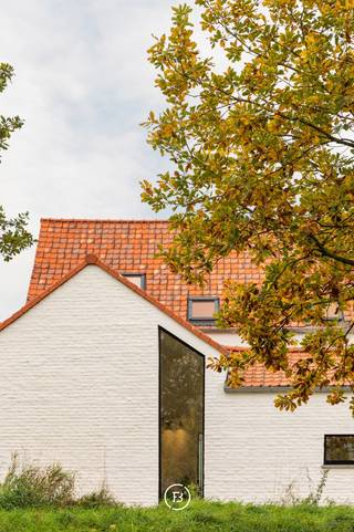 Moderne hoeve met ruimte, licht en rust.In een groene, landelijke omgeving vind je deze prachtig vernieuwde hoeve: een moderne gezinswoning van 346...