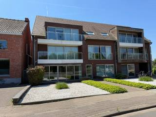 <p><span>RUIM, KWALITATIEF EN ENERGIEZUINIG GELIJKVLOERSAPPARTEMENT 114M² MET 2 SLAAPKAMERS, 2 DOUCHEKAMERS, 2 TERRASSEN, ZUID-GEORIËNTEERDE TUIN, BUITEN-AUTOSTAANPLAATS EN KELDER</span></p><p><span>ligging in kleinschalige residentie nabij centrum en sport- en recreatiecentrum "Breeven" met vlotte bereikbaarheid via N16, A12, N17 en E17</span></p><p><span> </span></p><p><span>Inkomhal / wc met handwas / living met eetplaats en super-ingerichte open keuken (totale opp.: 44m²) met toegang tot terras (12m²) / berging met was- en stookplaats / nachthal / 2 slaapkamers (14m² (met toegang tot badkamer met wastafel, inloopdouche en wc); 11m² (met toegang tot badkamer met dubbele wastafel en douche)) / hal met toegang tot zuid-georiënteerd terras (21m²) en tuin</span></p><p><span> </span></p><p><span>Appartement is voorzien van raamdecoratie, lichtarmaturen en rolluiken aan achterzijde.</span></p><p><span> </span></p><p><span>Buiten-autostaanplaats op parking achter gebouw / individuele kelderberging (1,7 x 0,9m) / gemeenschappelijke kelder / gemeenschappelijke fietsenberging.</span></p><p><span>De tuin wordt ingezaaid in het najaar.</span></p><p><span> </span></p><p><span>Lasten: € 100 / maand.</span></p><p><span> </span></p><p><span>Appartement is bewoonbaar door maximaal 3 personen en is geschikt voor mindervaliden of personen met een beperking.</span></p><p><span> </span></p>
