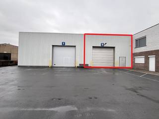 Entrepôt à louer d'environ 1 260 m² dans la zone industrielle de Kuurne. Spécifications : - Sol en béton ciré- Isolation du toit- Portail...