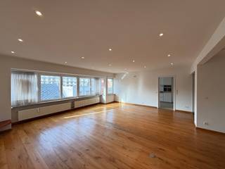 Dit prachtige duplex appartement biedt een unieke woonervaring, met een combinatie van een appartement met twee slaapkamers op de derde verdieping en een aangrenzende studio op de vierde verdieping. Samen vormen ze een ruim en comfortabel geheel, perfect als kangoeroewoning of om familie en vrienden te ontvangen.<br />Op de derde verdieping bevindt zich het appartement met twee ruime slaapkamers. De ruime woonkamer baadt in natuurlijk licht dankzij de grote ramen, waardoor een warme en uitnodigende sfeer ontstaat. De aparte keuken is volledig uitgerust met moderne apparatuur, waaronder een oven, ideaal voor het bereiden van heerlijke maaltijden. Beide slaapkamers bieden voldoende ruimte en hebben directe toegang tot het balkon aan de achterzijde, perfect voor een ontspannen ochtendkoffie of een rustige avond.<br />De badkamer op deze verdieping is royaal opgezet en beschikt over een lavabo, een moderne douche, een toilet en een aansluiting voor de wasmachine, wat bijdraagt aan het comfort en gemak van het dagelijkse leven.<br />Via de de connecterende trap  kom je zo tot de vierde verdieping herbergt de aansluitende studio, die een ruime woonkamer met een open keuken biedt. De keuken is volledig uitgerust met alle nodige apparatuur, wat zorgt voor een gemakkelijke en aangename kookervaring. De studio heeft ook een eigen badkamer met een lavabo, een aansluiting voor de wasmachine, een douche en een toilet. Daarnaast is er een handige berging en een indrukwekkend ruim terras van 37m², ideaal voor buitenactiviteiten, entertainment of gewoon om van de zon te genieten.<br />Deze prachtige duplex is beschikbaar vanaf 01/11/2025 en kan uw nieuwe thuis worden voor een huurprijs van 1175,00 euro per maand, plus een vast bedrag van 60 euro voor de maandelijkse onkosten. Het appartement is binnen handbereik van winkels en dicht bij openbaar vervoer zodanig je gemakkelijk door de stad kan verplaatsen. Mis deze unieke kans niet om in een comfortabel en modern appartement te wonen met alle voorzieningen binnen handbereik en uniek terras op gunstige locatie.