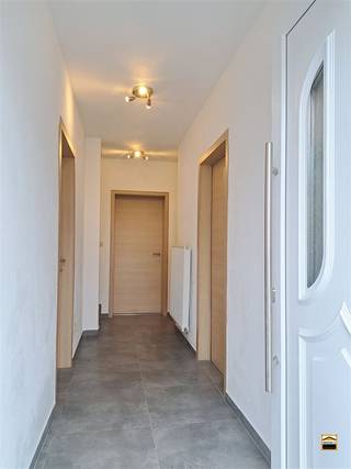 Zeer rustig gelegen kangoeroe nieuwbouwwoning meteen bewoonbare oppervlakte van 210m².Via de inkomhal komt men terecht in een grote leefruimte met...