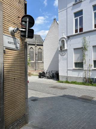 Dit pand is gelegen in een rustig steegje, in het historische hart van Kortrijk. Op slechts enkele minuten wandelafstand liggen het station, de...