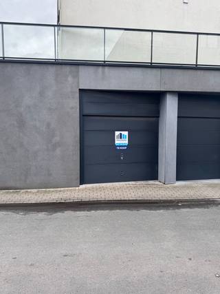 Vlot bereikbare garagebox gelegen in Residentie Luminis, op een ideale locatie in centrum Meulebeke. Elektriciteit en lichtpunt voorzien in de garagebox (afmetingen 3m X 5,46m). Prijs exclusief kosten.<br />Contacteer Sebastien voor bijkomende inlichtingen of een vrijblijvend plaatsbezoek op het nummer 0477 09 09 09.