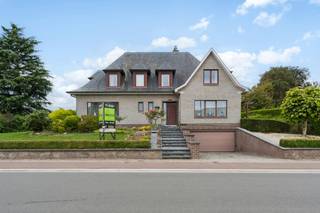 <p>+++ Schapenstraat 77, Lennik +++<strong><span><br /><br /></span></strong><span>In een rustige en landelijke omgeving in Lennik bevindt zich deze </span><strong><span>ruime villa met veel potentieel</span></strong><span>. De woning beschikt over royale leefruimtes, </span><strong><span>4 à 5 slaapkamers</span></strong><span>, een mooie tuin en een volledig onderkelderde verdieping. Ideaal voor wie op zoek is naar ruimte en de woning volledig naar eigen smaak wil renoveren. </span><span>Op het </span><strong><span>gelijkvloers</span></strong><span> komt u binnen via de inkomhal met gastentoilet. Verder vindt u een bureel, dat eveneens kan worden ingericht als </span><strong><span>extra slaapkamer</span></strong><span>, een ruime living, een aparte eetkamer en een royale keuken. De ruime veranda sluit mooi aan op het terras en biedt een aangenaam uitzicht op de tuin. </span><span>Op de </span><strong><span>verdieping</span></strong><span> bevinden zich </span><strong><span>4 slaapkamers</span></strong><span>, een badkamer en een apart toilet. </span><span>De woning is </span><strong><span>volledig onderkelderd</span></strong><span> en biedt hierdoor bijzonder veel extra ruimte. Hier bevinden zich een ruime garage voor </span><strong><span>2 wagens</span></strong><span>, een provisieruimte en een grote multifunctionele ruimte die perfect dienst kan doen als wasplaats en bergruimte. In deze ruimte is bovendien een </span><strong><span>douche</span></strong><span> aanwezig. </span><span>De villa is </span><strong><span>te renoveren</span></strong><span>, maar biedt dankzij haar ruime indeling, mooie tuin en landelijke ligging tal van mogelijkheden om er een prachtige gezinswoning van te maken. </span><strong><span>Interesse of graag een bezoek plannen?</span></strong><br /><span>Neem contact op via </span><strong><span>0478/05 90 69</span></strong><span> of </span><strong><span>info@immoteam.be</span></strong><span>.</span></p>
