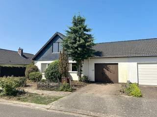 Zeer aangename en handig ingedeelde woning in half open verband met maar liefst 5 slaapkamers. Gelegen op een perceel van 746m², in een rustige...