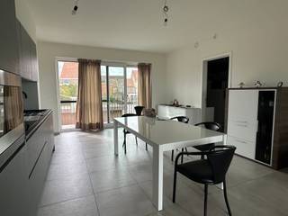 Dit prachtig appartement maakt deel uit van het woonerf "Noordvesten" en bevindt zich middenin het stadscentrum. Het pittoreske begijnhof, de jachthaven Portus Dixmuda en de Grote Markt liggen vlakbij. <br /><br />Het pand omvat een lichtrijke leefruimte met open keuken (voorzien van elektrische apparatuur van het merk AEG), een praktische berging met wasplaats en diepvriezer, 2 slaapkamers, een badkamer (ingericht met inloopdouche en wastafel) en een zuidgericht terras vooraan. Tevens is er een parkeerplaats aanwezig en een gemeenschappelijke, aangelegde tuin. <br /><br />Het appartement is uitermate goed geïsoleerd en beschikt over centrale verwarming op aardgas en dubbele beglazing. <br /><br />Vanuit deze eigendom kijkt u vooraan uit op de Handzamevaart en achteraan geniet u van het panoramische zicht van het platteland. Kortom landelijk wonen midden in de stad! <br /><br />Beschikbaar vanaf: 01/11/2026.<br /><br />Gemeenschappelijke kosten: €60/maand.<br /><br />