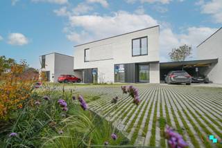 De splinternieuwe verkaveling 'Regina Vandaeleplein' aan de Maria van Bourgondiëstraat te Izegem (Bosmolens) bestaat in totaal uit 11 nieuwbouwwoningen met 3 tot 4 slaapkamers. De woningen hebben een open of halfopen karakter en beschikken over een strakke, aantrekkelijke architectuur. Er is geen klassieke betonnen of asfalt bestrating, maar een waterdoorlatende bestrating én een vlonderpad naar de naastliggende verkaveling om het traag verkeer te bemoedigen. Ideale woningen voor wie op zoek is naar een hoge woonkwaliteit in een rustige, groene omgeving. Lot 2 beschikt over een bewoonbare oppervlakte van 136,28m² en is gelegen op een noord georiënteerd perceel van 229m². Indeling: Inkomhal met gastentoilet, ruime leefruimte met open geïnstalleerde keuken (koelkast, dampkap, inductiefornuis, vaatwasmachine, oven, anderhalve spoelbak) en annex berging. De eerste verdieping bestaat uit een nachthal, apart toilet, drie slaapkamers, de geïnstalleerde badkamer (ligbad, inloopdouche, dubbele wastafel) en de (technische) berging. De tuin werd aangelegd met een terras, een carport en een tuinberging. CV op aardgas (vloerverwarming) | Regenwater 10.000l | Max E-peil E30 (50% vermindering KI eerste 5 jaar) | Drie zonnepanelen voorzien | Dubbele beglazing PVC | Ventilatiesysteem D | Mogelijkheid tot complementaire functies aan het wonen (kantoor / vrij beroep) voor max. 30%. Verkoop onder 21% BTW stelsel. Contacteer ons voor meer informatie of een bezoek ter plaatse. 051 67 67 57 www.bordes.be