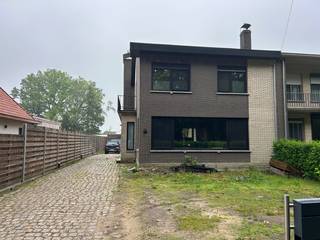 Instapklare 3 slpk. woning met grote tuin<br /><br />Beschrijving: Deze instapklare woning is gunstig gelegen in een rustige woonwijk in Grobbendonk, en combineert een praktische indeling met aangename leefruimtes.<br /><br />Via de inkomhal komt u in de leefruimte, ingedeeld in een gezellige zit-, eet- en bureauhoek. De achtergelegen ruime keuken is deels vernieuwd in 2023 en heeft zicht op de tuin, net als de leefruimte. Er is aansluitend een gezellig overdekt terras. Op de 1ste verdieping zijn er twee ruime slaapkamers en een kleinere slaapkamer die momenteel dienst doet als dressing.<br /><br />Verder beschikt de woning over een praktische kelder, en een zeer ruime tuin met bos achteraan. Er is een losstaande garage in de tuin, en vooraan het huis is er voldoende parkeerplaats voor meerdere auto's.<br /><br />Er zijn de afgelopen jaren verschillende verbouwingen uitgevoerd.<br />- Vloer living vernieuwd (2021)<br />- Badkamer vernieuwd (2021) <br />- Dak + ramen & deuren vernieuwd (2021)<br />- Apart toilet vernieuwd (2024)<br />- Zonnepanelen (2023)<br />- Nieuwe gascondensatieketel (2025)<br /><br />- Elektriciteit is volledig conform<br />- verwarming op gas