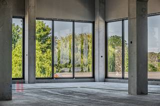 Nieuwbouw kantoorruimte met een oppervlakte van 359 m² en 7 privatieve parkeerplaatsen te koop.<br /><br />Het casco kantoor situeert zich op de 1e verdieping en geniet dankzij de talrijke raampartijen van veel lichtinval. Het dak van het gebouw is voorzien van een extensief groendak. Tevens mogelijk tot uitbreiden met de naastgelegen kantoorruimte van 325 m² à 684 m² totaliteit. De ruimte maakt deel uit van fase II van de gloednieuwe KMO-ontwikkeling "HERMES" bestaande uit 2 kantoren<strong> </strong>alsook 4 KMO-units  van 148 m² tot 183 m² (samenvoegbaar tot 643 m²) met mogelijkheid tot showroom. Onmiddellijk beschikbaar.<br /><br />Uitstekend gelegen langs de bedrijvige Bruggesteenweg, dé belangrijkste invalsweg naar Roeselare en op amper 2 min? van de ring rond Roeselare met een onmiddellijke verbinding naar de E403 op- en afrit 8 Roeselare-Beveren.<br />Contacteer PANORAMA voor bijkomende inlichtingen, plannen of een vrijblijvend plaatsbezoek 0479 70 70 73.