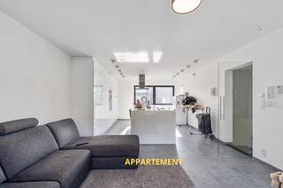 Handelspand met appartement op topligging te Westerlo!Dit veelzijdige pand is ideaal voor wie wonen en werken wil combineren of op zoek is naar een...