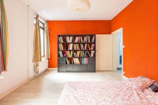 Doe een bod vanaf 359 000 euroOntdek deze prachtige eengezinswoning, ideaal voor een gezin of als interessante investering. De woning is gelegen op een toplocatie in Jette, rustige straat in de directe nabijheid van het centrum van Jette, de VUB en het UZ Brussel. Ook het openbaar vervoer en het station van Jette bevinden zich vlakbij. De woning werd volledig en met veel smaak gerenoveerd en ingericht, waarbij het authentieke karakter mooi werd behouden. De combinatie van hedendaags comfort en originele elementen zorgt voor een warme en unieke sfeer. Troeven van deze woning: 4 kamers Gezellig, ingesloten terras Volledig uitgeruste keuken, Authentieke plankenvloeren Aparte houtkachel Elektrische installatie conform, Energiezuinig, Lage onroerende voorheffing...Volledig gerenoveerd en instapklaar! Uitstekende ligging nabij winkels, openbaar vervoer, VUB, UZ Brussel en het station van Jette. Een woning met veel charme, karakter en comfort, gelegen op een gegeerde locatie. Ideaal voor wie op zoek is naar een gezellige gezinswoning of een interessante investering.❤️ Een echte coup de cœur die zeker een bezoek waard is!Gezien de gunstige ligging, in de onmiddellijke nabijheid van het openbaar vervoer, de VUB en het UZ Brussel, evenals het potentieel en de indeling van de woning, is het pand ook uitermate geschikt voor cohousing/coliving.