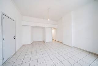🏡 TE KOOP – Appartementengebouw met 2 units in Doornik<br /><br />📍 Doornik – Dicht bij treinstation, snelwegen, winkels en alle voorzieningen<br /><br />Bent u op zoek naar een onroerend goed dat al huurinkomsten biedt en nog steeds een goed ontwikkelingspotentieel heeft? Ontdek dit gebouw, ideaal gelegen in Doornik, dicht bij het station, de belangrijkste snelwegen, winkels en alle voorzieningen.<br /><br />Het gebouw bestaat uit twee aparte woningen met elk een eigen meter.<br /><br />🏠 Begane grond – Studio momenteel verhuurd<br /><br />Op de begane grond is een studio gehuurd voor €550 / maand. Het bestaat uit een gezellige woonkamer met semi-uitgeruste keuken, een doucheruimte, een apart toilet en een kantoor- en bergruimte. Een eerste huurinkomen is dus al verzekerd voor de toekomstige koper.<br /><br />🏠 1e en 2e verdieping – Duplex appartement<br /><br />De duplex ontwikkelt een aangename configuratie met op de eerste verdieping een woonkamer, een half uitgeruste keuken, een doucheruimte en een eerste slaapkamer. Op de tweede verdieping bevinden zich een grote slaapkamer en een zolder met extra bergruimte.<br /><br />🔧 Technische informatie<br />2 woningen<br />Individuele tellers<br />Dubbel glas PVC-frame<br />Verwarming door gasconvectoren<br />Conforme elektriciteit voor de duplex<br />Stedenbouwkundige situatie op volgorde<br />Begane grond momenteel verhuurd €550 / maand<br />💰 Een investering met potentieel<br /><br />Het gebouw heeft renovatiewerkzaamheden nodig, maar heeft als voordeel dat de koper tijdens de bouw de huur voor de begane grond kan blijven innen.<br /><br />Een geweldige kans voor een investeerder die een gebouw wil verwerven dat uit twee woningen bestaat, direct huurinkomsten wil ontvangen en na renovatie een echte potentiële toegevoegde waarde wil creëren.