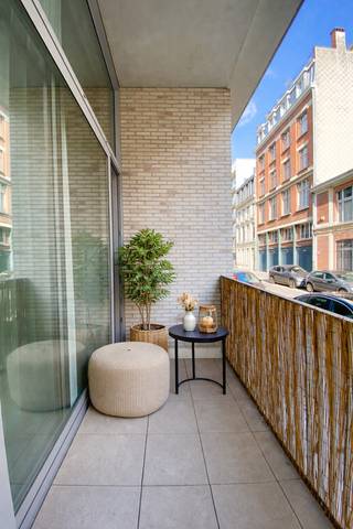 Dit duplexappartement van ca 84 m² bevindt zich op een hippe toplocatie in de Antwerpse theaterbuurt, om de hoek van de Stadsschouwburg, de...