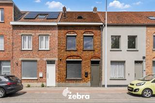 Volledig instapklare woning te Roeselare.<br /><br />Gelegen op een uitstekende locatie, vlakbij winkels, scholen en openbaar vervoer, geniet deze woning bovendien van een vlotte verbinding naar de autostrade. Dankzij de centrale ligging combineert u hier moeiteloos comfort, bereikbaarheid en alle dagelijkse voorzieningen binnen handbereik.<br /><br />Bij het betreden van de woning komt u binnen in de inkomhal met praktische wasplaats en een apart gastentoilet. Aansluitend bevindt zich de lichtrijke leefruimte met een volledig geïnstalleerde open keuken, die samen zorgen voor een aangename en open woonbeleving.<br />Op de eerste verdieping treft u de nachthal, de ruime master bedroom en de badkamer, uitgerust met een inloopdouche, dubbel lavabomeubel en toilet. Via een vaste trap bereikt u de tweede verdieping, die volledig werd afgewerkt met maatkasten en perfect ingericht is als tweede slaapkamer.<br />Buiten wordt u verwelkomd op het gezellige terras dat aansluit op een zonnige tuin, ideaal om in alle rust te genieten.<br /><br />De woning beschikt bovendien over een EPC-label C, conforme elektriciteit, automatische rolluiken, centrale verwarming op aardgas en is asbestveilig.<br /><br /><strong>Kortom, bent u op zoek naar een gezinswoning op een topligging te Roeselare?<br />Twijfel niet langer en leg vandaag nog uw bezoek vast!</strong>