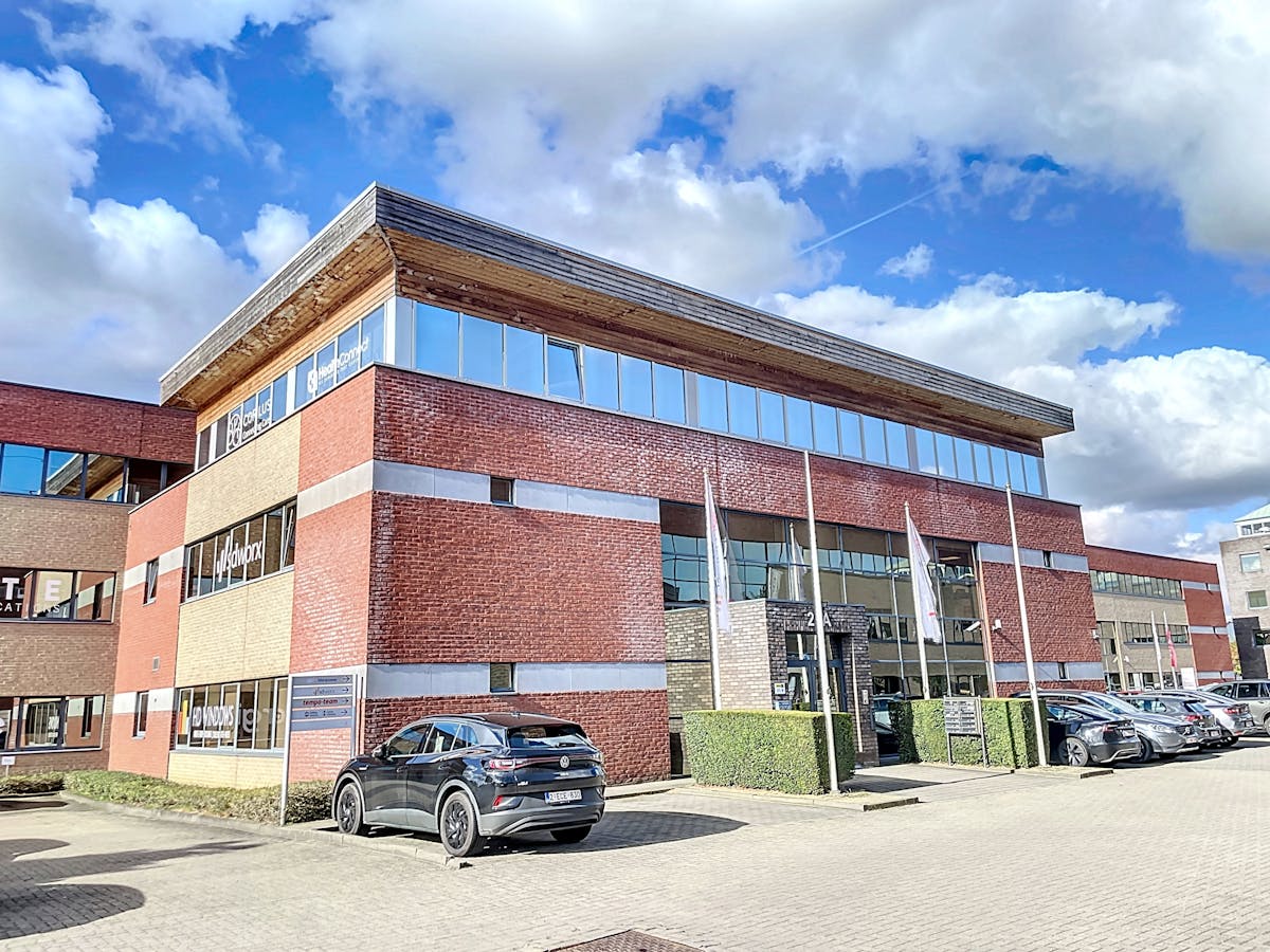 Verhuurd kantoor van 667m² met 23 parkings - foto 1